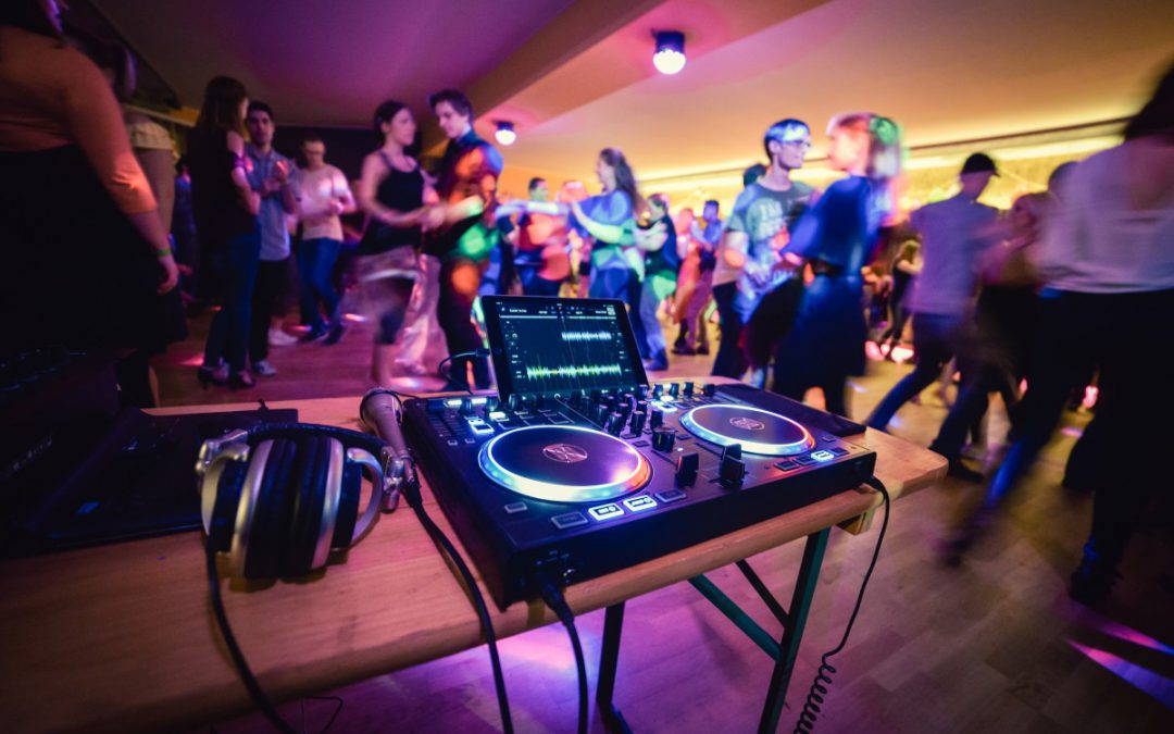 Playlist, Hobby-DJ oder Profi-DJ: Das sind die Vor- und Nachteile