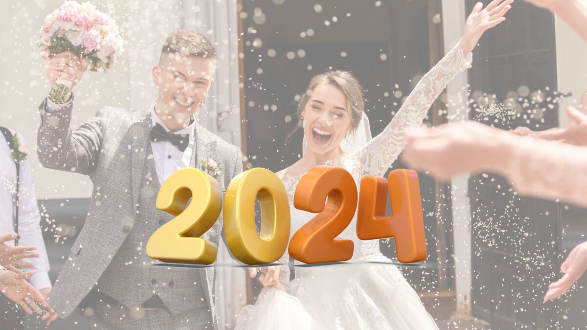 Ein glückliches Brautpaar hält Händchen im Jahr 2024, symbolisch für die Liebe und Verbundenheit, die bei einer modernen Hochzeit im Vordergrund steht. Sie stehen vor einer eleganten, zeitgemäßen Kulisse, die Trends und Stile des Jahres 2024 widerspiegelt, mit frischen Blumenarrangements und stilvoller Dekoration, die die Ästhetik und den Geist einer Hochzeit im Jahr 2024 perfekt einfangen.