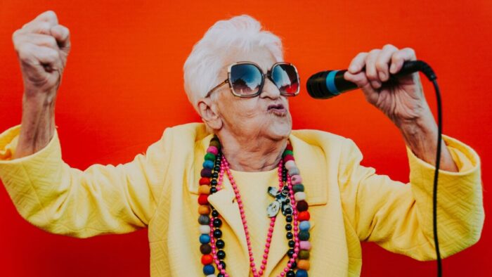 Trinklieder – diese Stimmungslieder bringen die Party-Gesellschaft zum Mitsingen